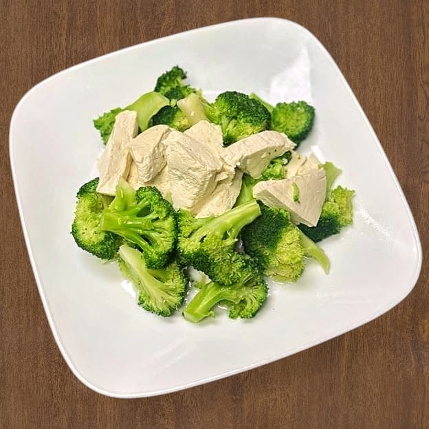 Steamed Tofu with Broccoli 水煮芥兰豆腐.
