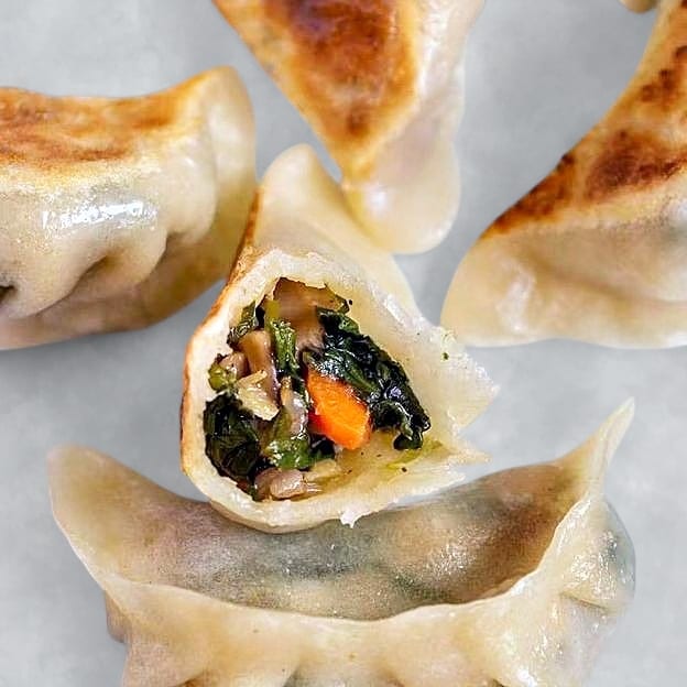 Fried Vegetable Dumpling (8) 蔬菜锅贴.