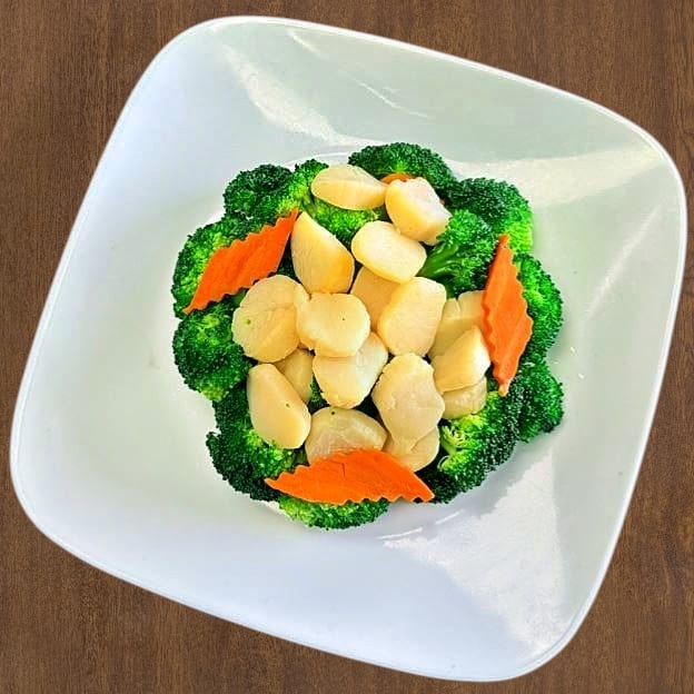 Steamed Scallop with Broccoli 水煮芥兰干贝.