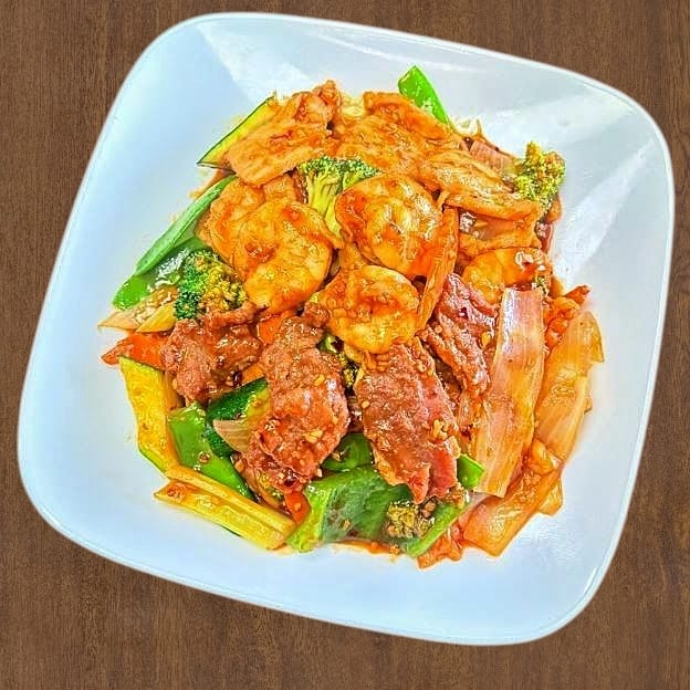 Shrimp, Beef & Chicken in Hot Garlic Sauce 鱼香三样.
